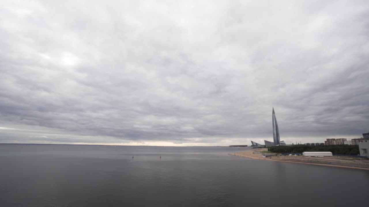 구름이 많은 날 강 위의 도시 스카이 라인