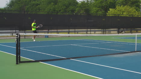 Hombre-Sosteniendo-Una-Raqueta-Jugando-Tenis-Sobre-Césped-A-Cámara-Lenta-Durante-El-Día-En-Indianápolis,-Estados-Unidos.