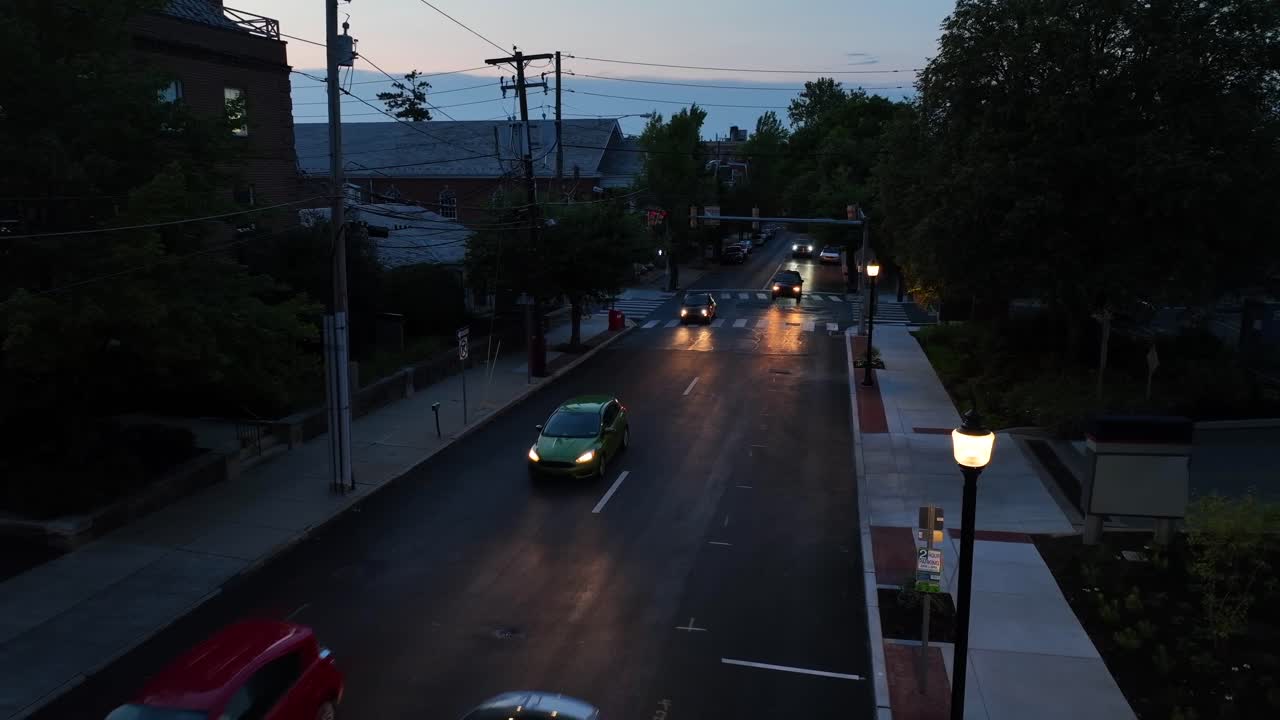 미국 시내의 단방향 거리에서 운전하는 자동차