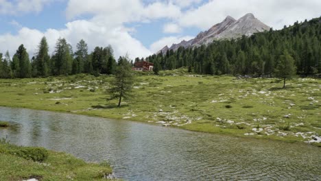 Le-Vert-Lake-near-the-Lavarella-Hut-in-the-Greenery-of-the-Fanes---Sennes---Braies-Nature-Park,-Alpi-Mountains,-Italy