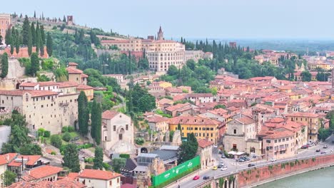 Auffällige-Ästhetik-Der-Mittelalterlichen-Strukturen-Von-Verona,-Italien,-Drohne