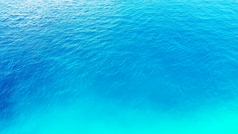 una lenta revelación de un barco que cruza a toda velocidad aguas cristalinas en el exótico lugar de fiji