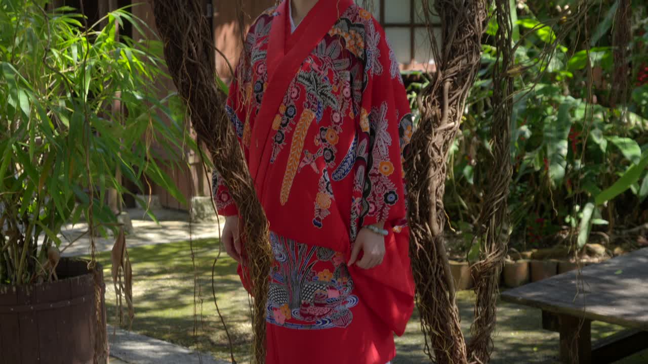 평화로운 아름다운 라틴 젊은 여성 ryusou 오키나와 키모노 드레스를 입고 오키나와 월드 나하 일본 일본 정원  ⁇ 은 날