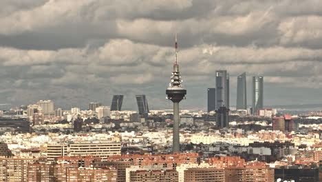 Die-Luftaufnahme-Von-Madrid-Zeigt-Eine-Mischung-Aus-Gotischen-Fassaden,-Modernen-Wolkenkratzern,