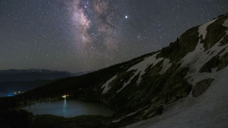 Nachtzeitraffer-Der-Milchstraße,-Die-über-Den-St.-Mary&#39;s-Gletscher-In-Den-Rocky-Mountains-Fährt