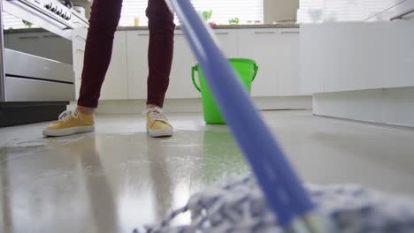 Mujer-Caucásica-Limpiando-El-Piso-Con-Un-Trapeador-Y-Un-Balde-De-Agua-En-Casa.