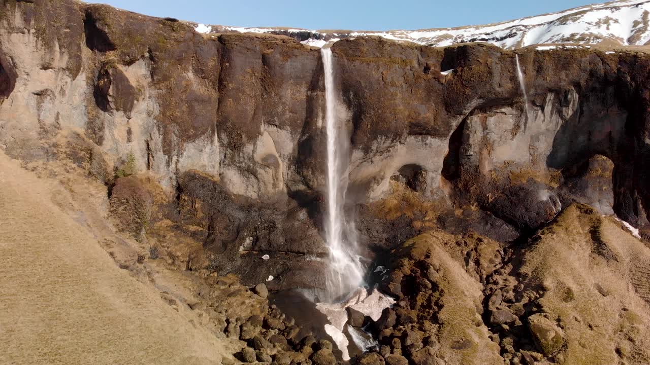 tiro de drone de una cascada en islandia