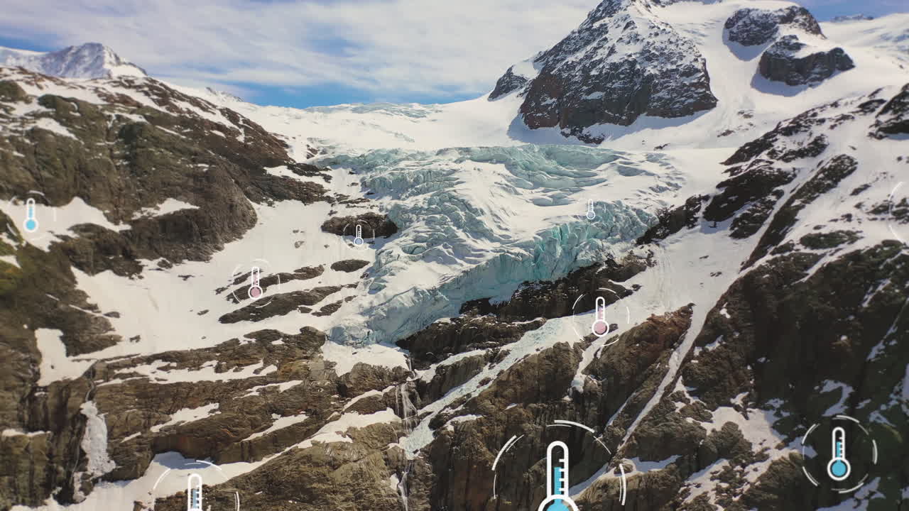 지구 온난화 동안 눈 덮인 빙하 산이 녹는 공중 드론 촬영 - 기후 인식 및 온난화 비디오 - 지구 기후 변화: 자연이 쇠퇴하고 빙하가 녹고 있습니다.