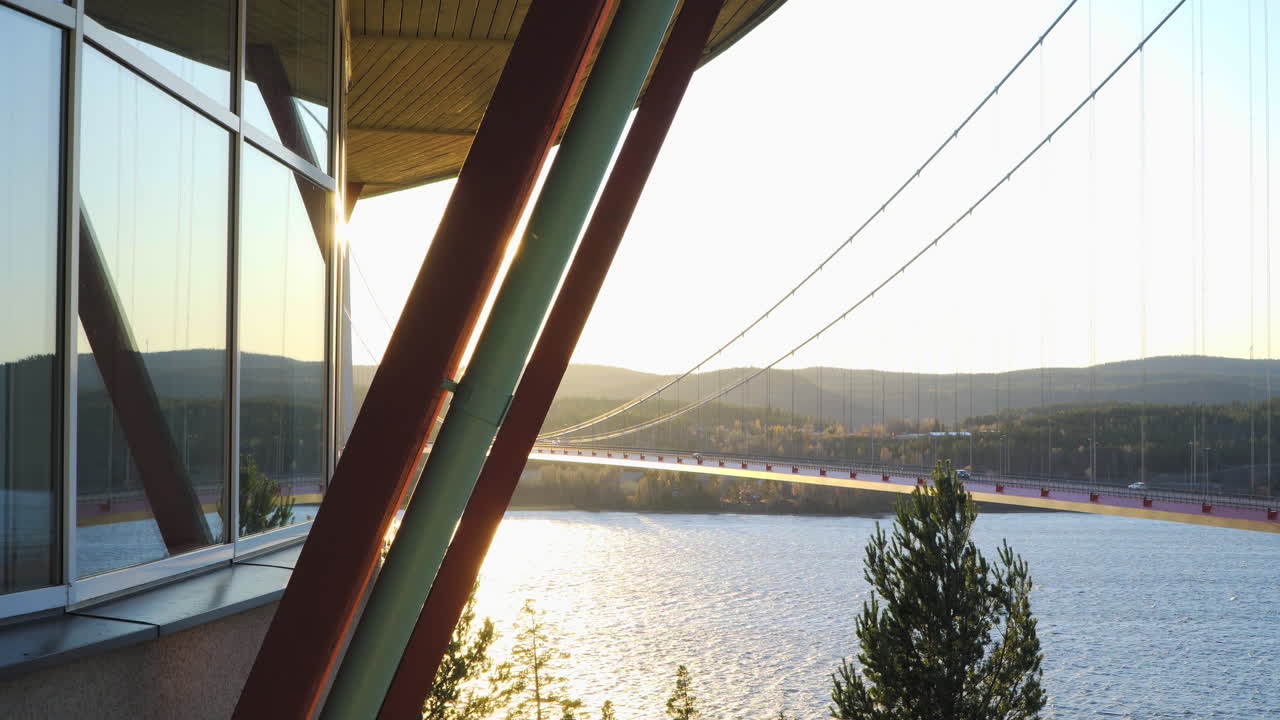 reflejo de un coche que pasa por un puente, en una ventana, en una noche soleada, en hoga kusten, vasternorrland, suecia