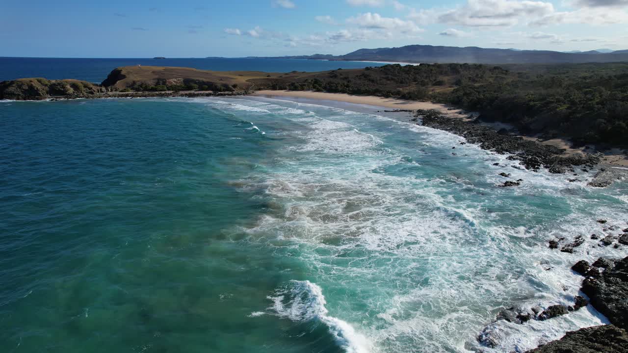 olas rodando sobre la soleada orilla de la playa de shelly en nueva gales del sur, australia