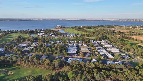 Revelación-Del-Hotel-Sebel-Y-El-Lago-Mulwala-A-Través-De-Una-Urbanización-Y-Un-Campo-De-Golf-Hasta-Los-Campos-Agrícolas