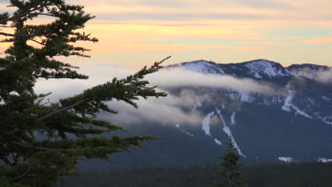 Lapso-De-Tiempo-De-Nubes-Y-Niebla-Moviéndose-A-Través-Del-Rango-De-Cascada-De-Oregon-3