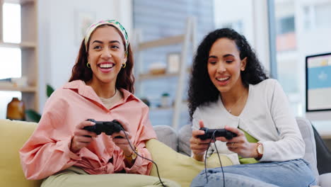 pareja de lesbianas en el sofá jugando videojuegos