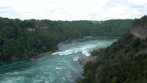 una vista de ángulo alto del remolino en el río niagara debajo de las cataratas