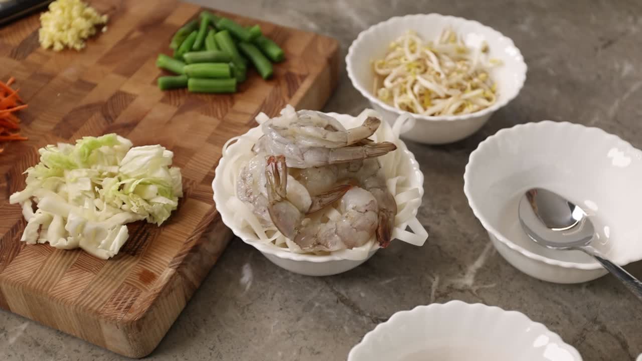 패드 태국 재료는 요리 할 준비가되어 있습니다.