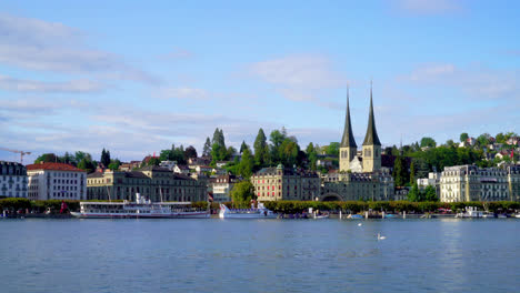 Ciudad-De-Lucerna-Con-Lago-En-Suiza