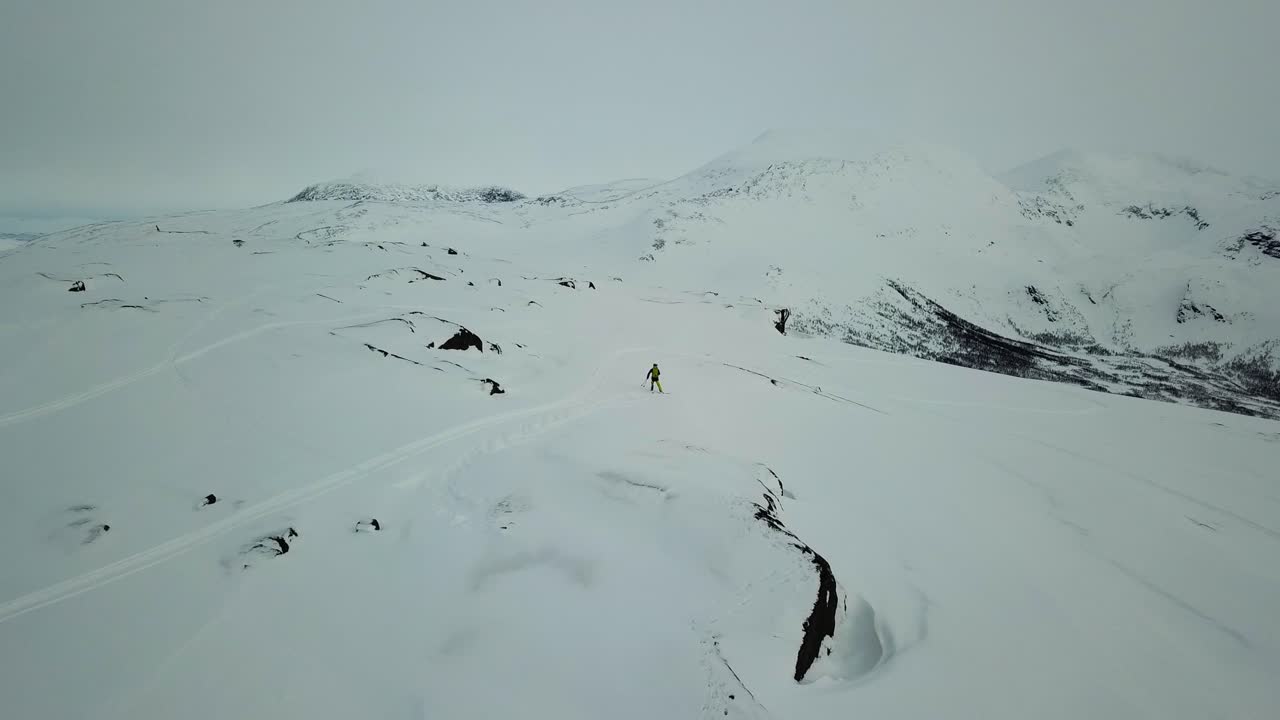 산 쪽에서 스키를 타는 스키어
