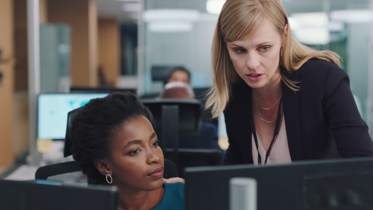 ayuda, oficina y computadora de la gente de negocios