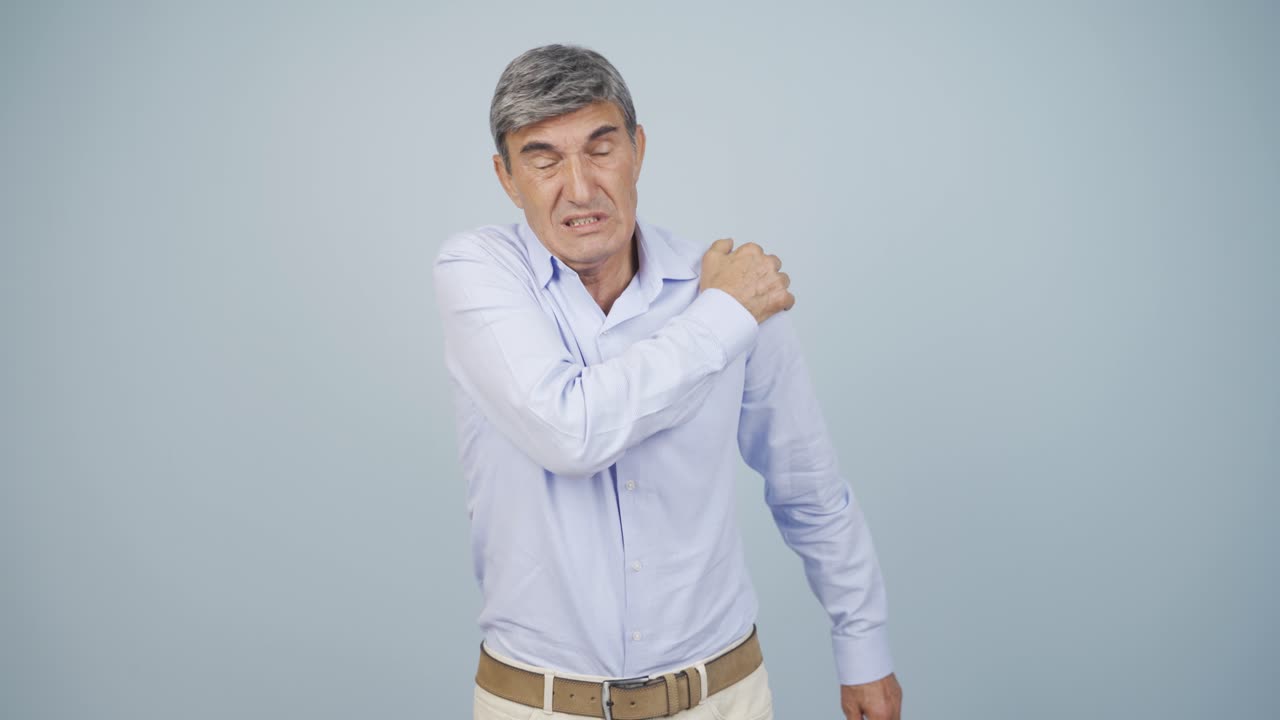 어깨 통증이 있는 노인.