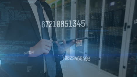 Animation-Der-Datenverarbeitung-Durch-Einen-Kaukasischen-Geschäftsmann,-Der-Ein-Tablet-Durch-Computerserver-Verwendet