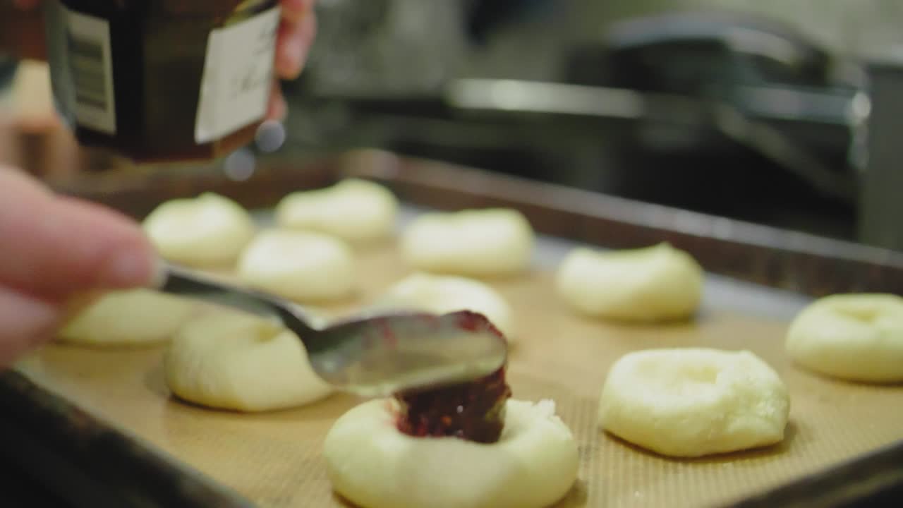llenar las galletas con mermelada de frambuesa