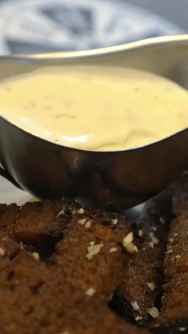 Garlic bread with cream sauce