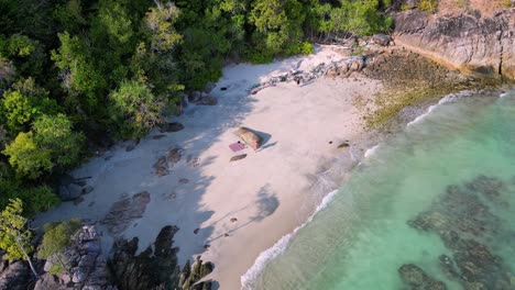 Rocas-Solitaria-Playa-De-Arena-Isla-De-Koh-Lipe-Tailandia