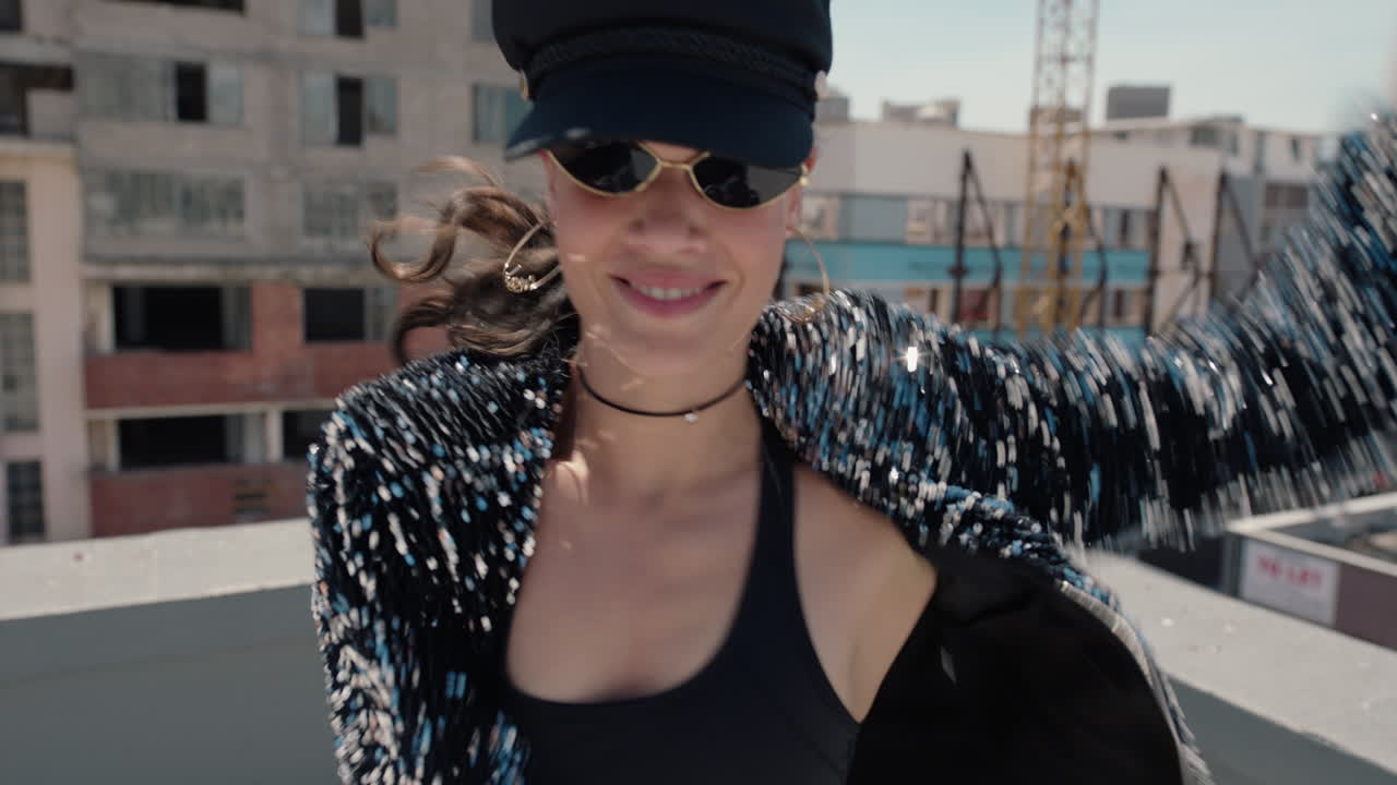 bailarina bailarina latina en el techo hermosa mujer brasileña realizando movimientos de baile en la ciudad