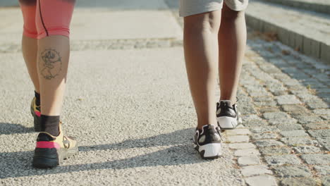 Plano-Medio-De-Pies-De-Chicas-Con-Cuerpo-Positivo-En-Zapatillas-De-Deporte.