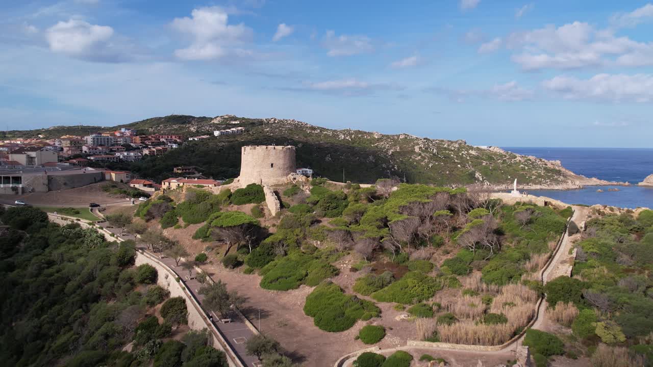 vista aérea escénica sobre la ciudad de santa teresa gallura, ubicada en el extremo norte de cerdeña, en el estrecho de bonifacio, en la provincia de sassari, italia
