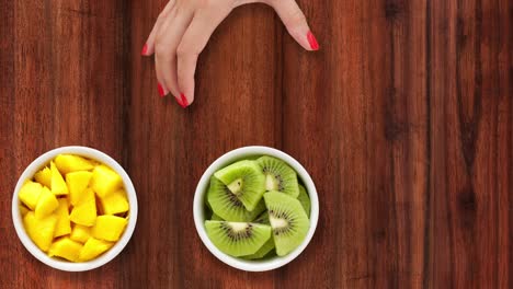 ofreciendo frutas tropicales