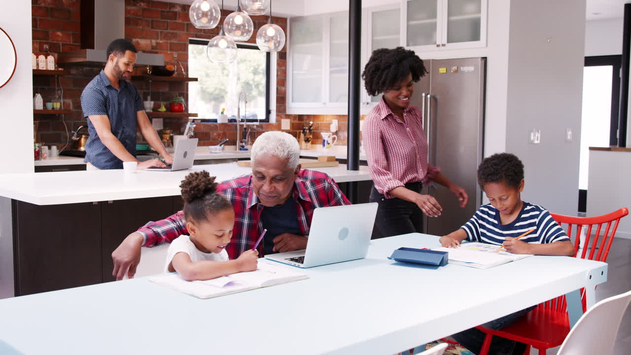 Bambini che fanno i compiti in una vivace casa familiare multigenerazionale