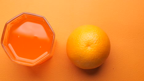 Glass-of-orange-juice-and-orange-fruit-on-table