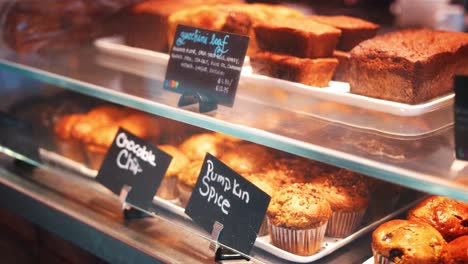 exhibición de pasteles sin granos en la cafetería