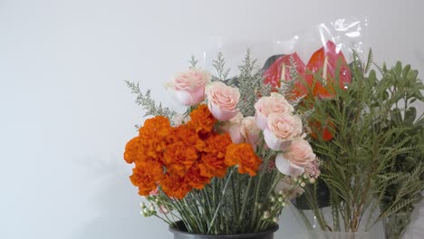 tirando hacia atrás de los pedazos de flores