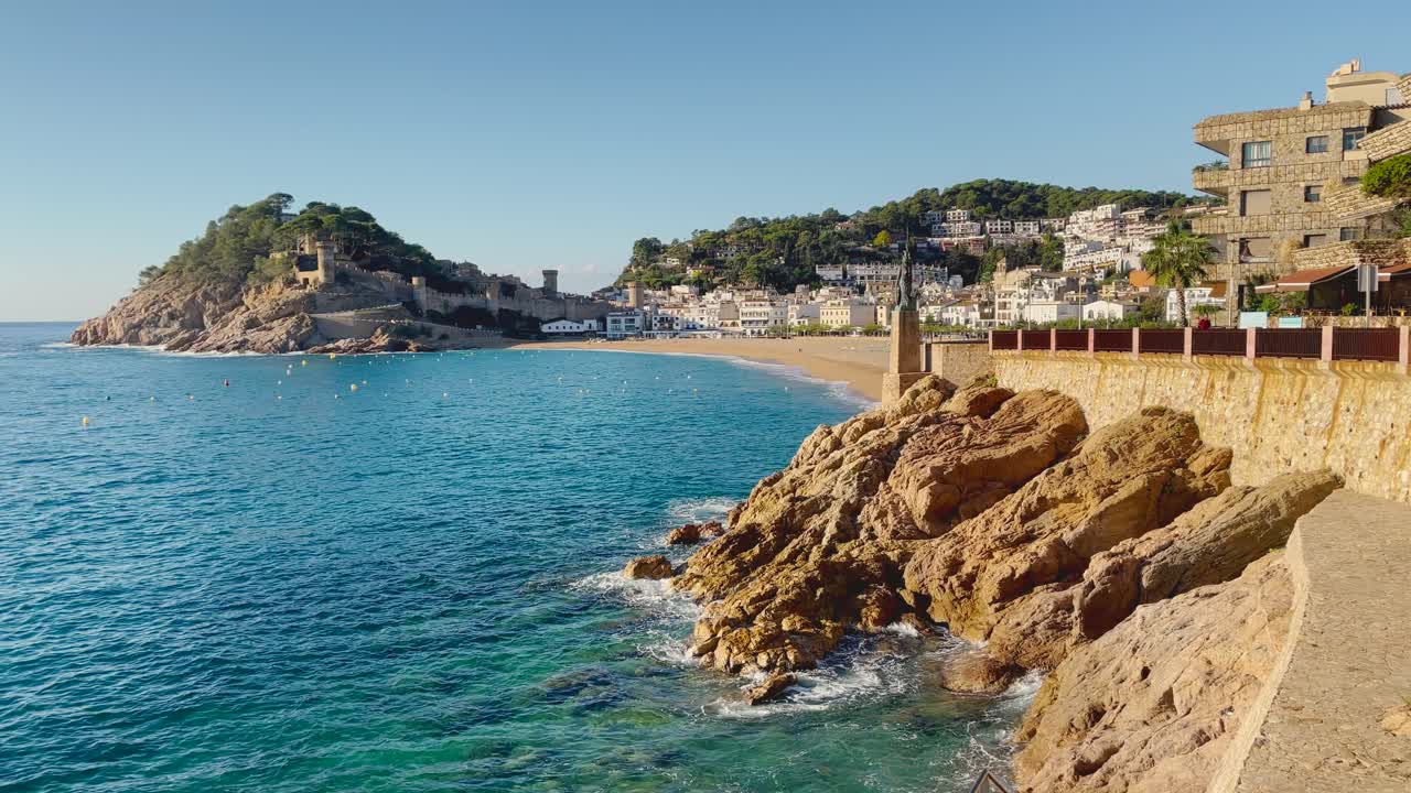 Teluk Tossa de Mar Terlihat dari Kastil hingga Pantai Berpasir Kasar dan Air Laut Biru Turkois, sebuah Desa Nelayan Abad Pertengahan Berbenteng Tua di Laut Mediterania