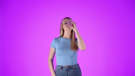 mujer rubia caucásica bebe agua de vidrio botella limpia estudio infinito croma de fondo tiro, joven rubia mujer atractiva
