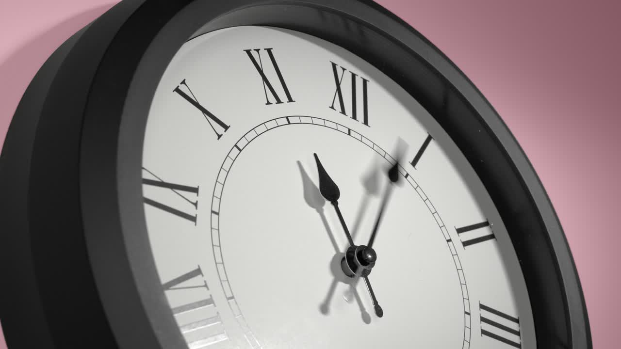 reloj latino en rosa rosa pared en el lapso de tiempo