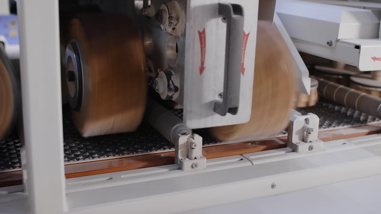 나무 가공 기계 가 작동 하고 있다