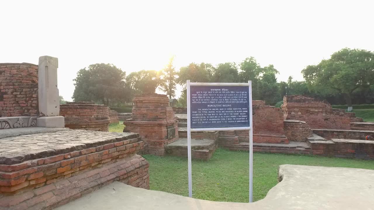 I resti archeologici buddisti Mulagandha Kuti di Sarnath con mattoni e pietre a Sarnath, Varanasi, India