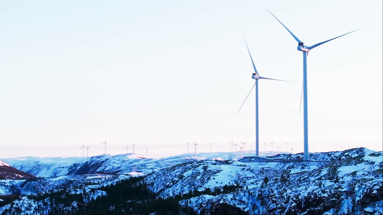 노르웨이 베사커 근처의 겨울 산과 풍력 터빈