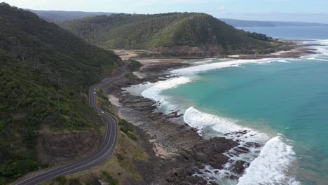 Reverse-aerial-shot-of-famous-Great-Ocean-Road-near-Lorne,-Victoria,-Australia