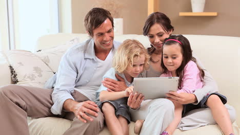 Familia-Sonriente-Usando-Una-Tableta