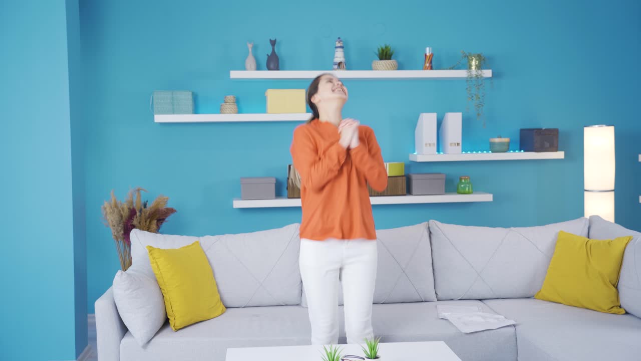 매력적인 젊은 여성은 아름다운 문서로 기 ⁇ 하고 행복합니다.