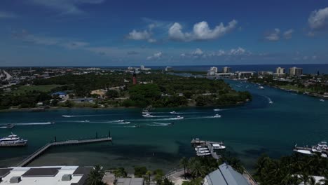 Barcos-A-Lo-Largo-Del-Río-Loxahatchee-En-Florida-Con-Un-Disparo-Aéreo-De-Drones