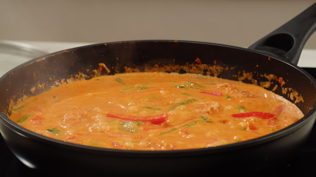 Curry rosso di gamberi al tamarindo, gamberi in salsa di pomodoro e zenzero, cucina asiatica, ristorante cinese.