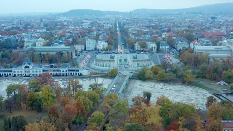 foto fija de la plaza de los héroes y la avenida andrassy desde el parque de la ciudad, budapest