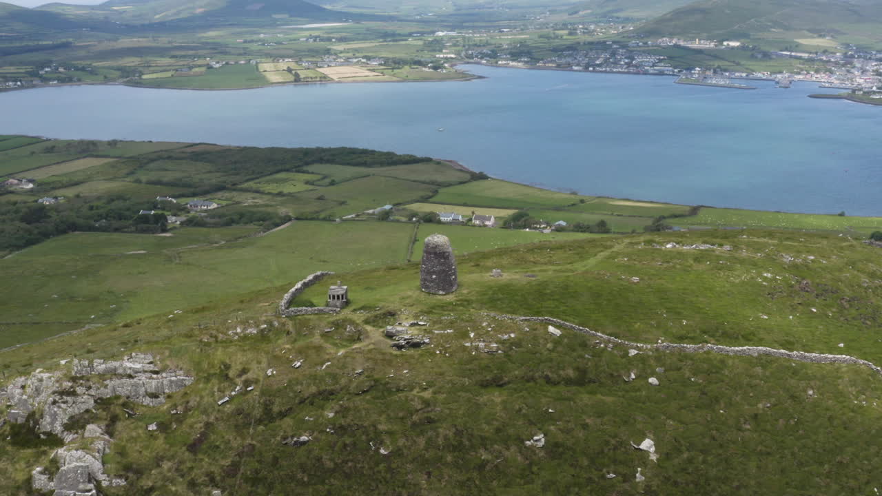 아일랜드, 공중에서 dingle 반도 잔디 언덕에 바위 성 유적