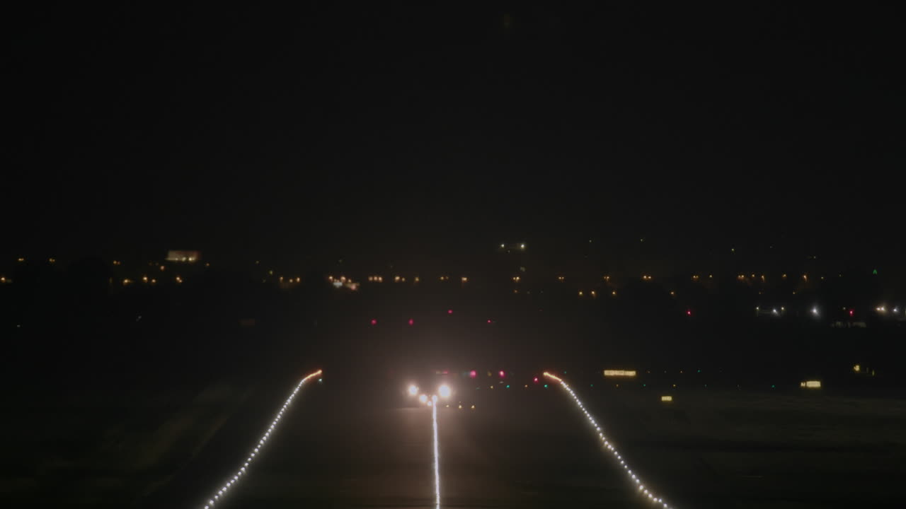 aviones en el cielo nocturno