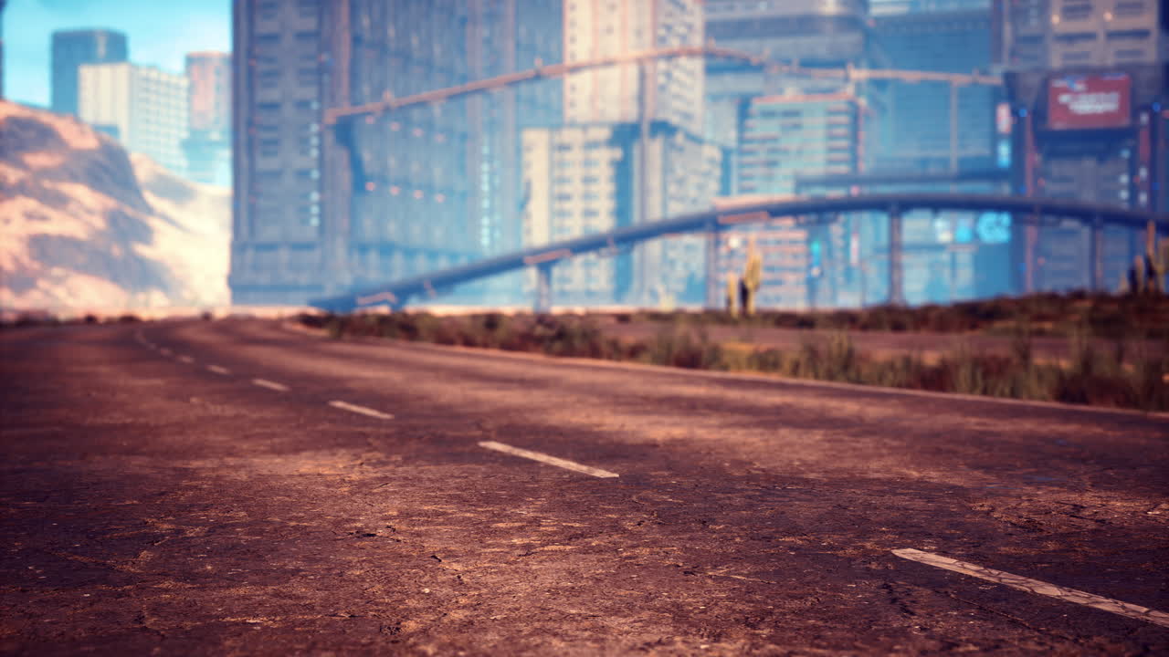 비어있는 도로가 은 날에 미래의 도시 스카이 라인을 향해 어 있습니다.